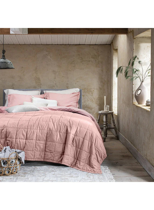 Zo stijl je je slaapkamer met een roze bedsprei